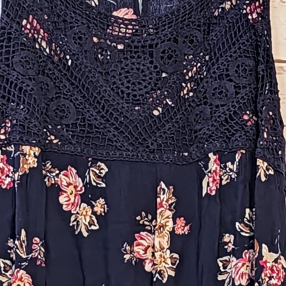 GUC Torrid Navy Crochet Top Tank with floral pattern Size 26 - Picture 3 of 3